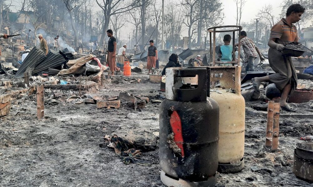 bangladesh:-au-moins-15-morts,-400-disparus-et-45.000-deplaces-apres-l&rsquo;incendie-d&rsquo;un-camp-de-refugies-rohingyas