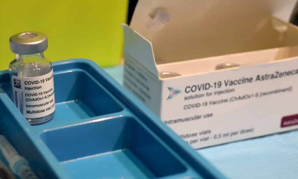 virus-monde:-astrazeneca-de-nouveau-sur-la-sellette,-hommage-au-royaume-uni