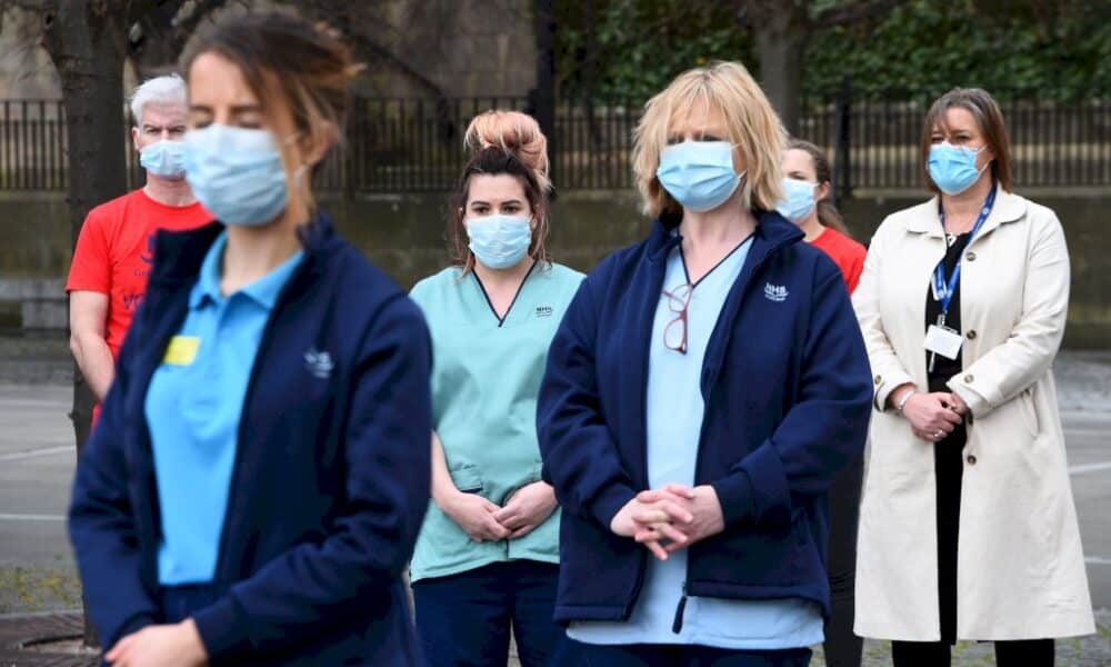 covid-dans-le-monde-:-astrazeneca-de-nouveau-sur-la-sellette,-hommage-au-royaume-uni