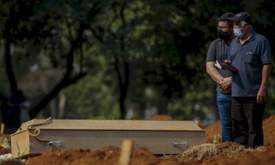 virus-dans-le-monde:-astrazeneca-de-nouveau-sur-la-sellette,-record-de-deces-au-bresil