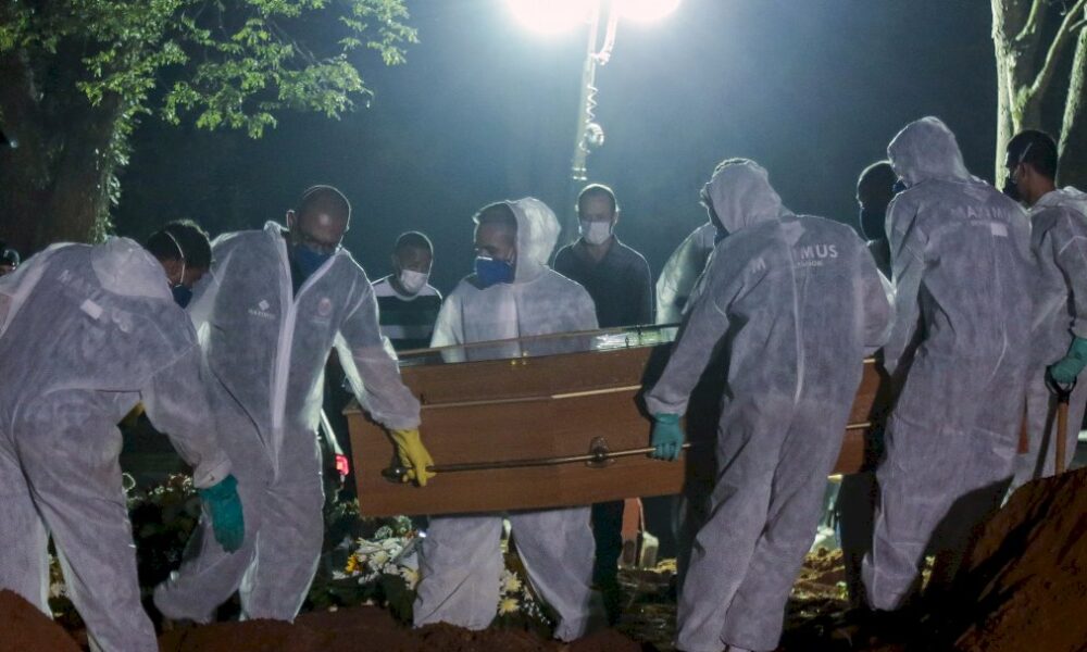 virus:-le-ton-monte-sur-les-vaccins,-moscou-se-defend-de-« mener-une-guerre »