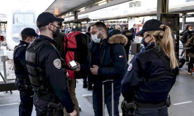 covid-19:-la-france-intensifie-les-controles-face-a-une-situation-« critique »