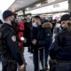 covid-19:-la-france-intensifie-les-controles-face-a-une-situation-« critique »
