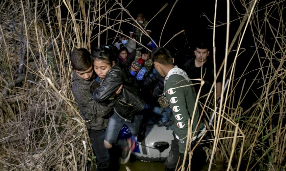 migrants,-policiers,-passeurs,-defile-nocturne-sur-les-bords-du-rio-grande
