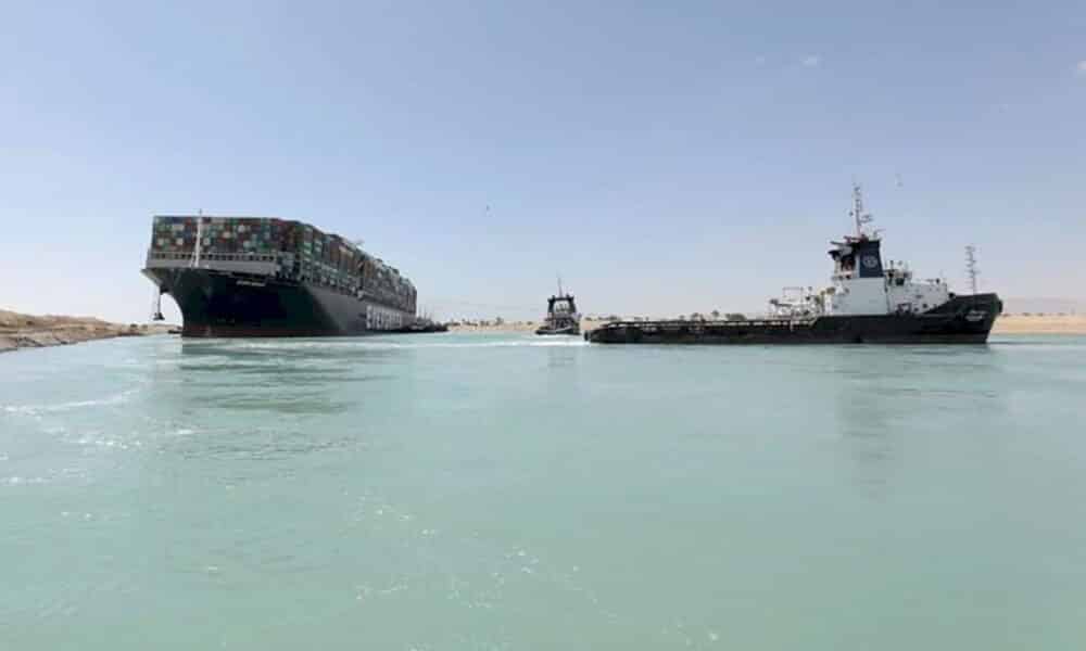 canal-de-suez:-sissi-sur-place-apres-le-retour-du-trafic-maritime