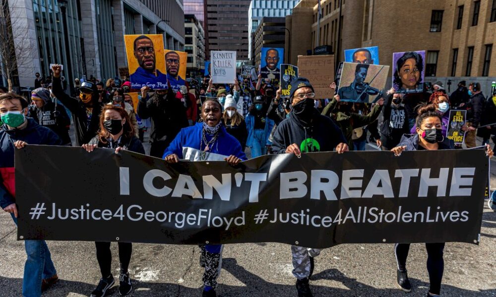 les-jures-face-a-des-images-choc-du-supplice-de-george-floyd,-filmees-par-les-policiers