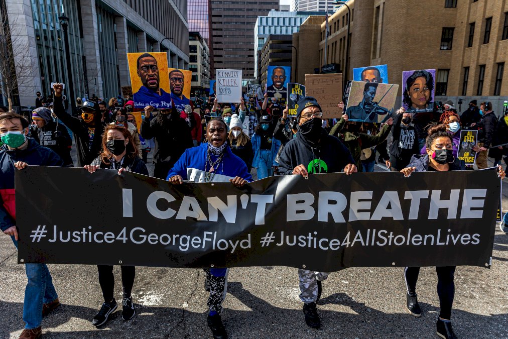 les-jures-face-a-des-images-choc-du-supplice-de-george-floyd,-filmees-par-les-policiers