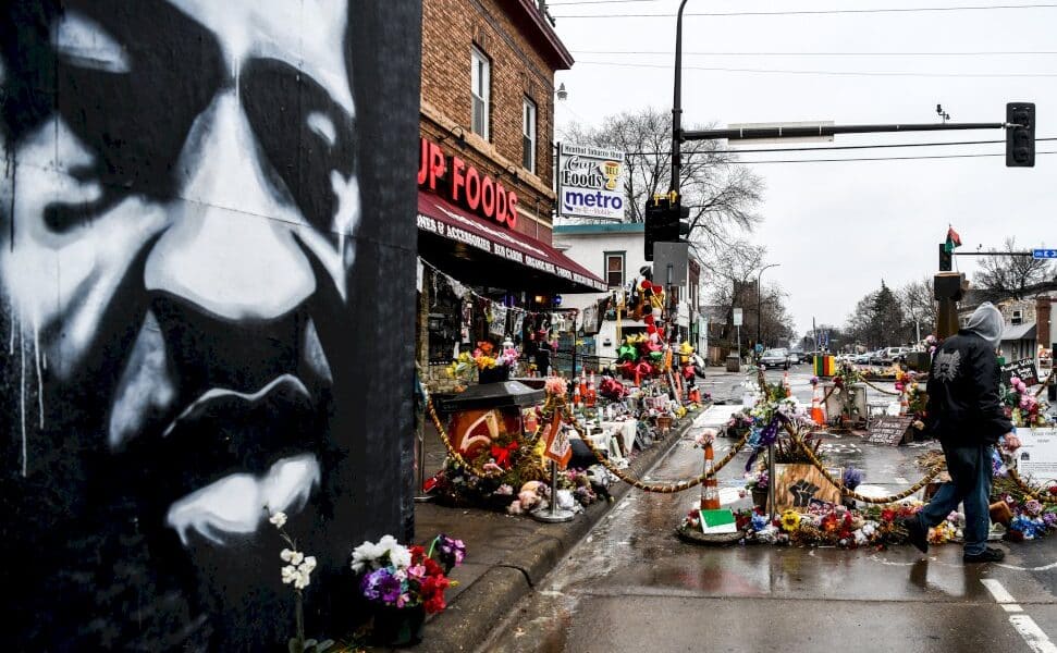 a-la-barre,-des-secouristes-expliquent-que-george-floyd-etait-mort-a-leur-arrivee