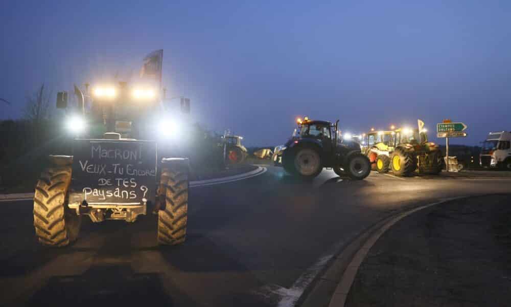contre-la-future-pac,-tracteurs-et-agriculteurs-mobilises-en-ile-de-france-et-alentour