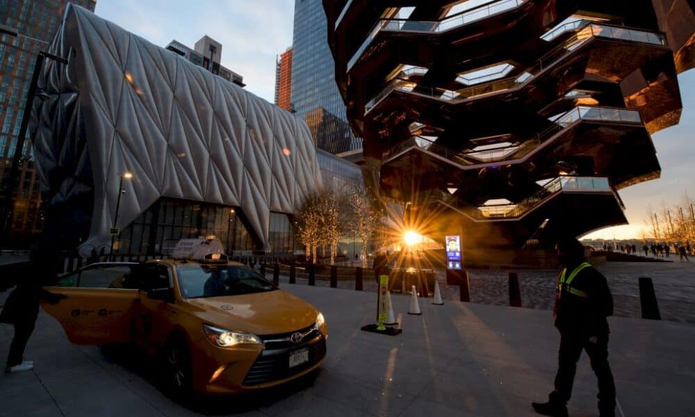 a-new-york,-quelques-heureux-elus-savourent-leur-premier-spectacle-depuis-un-an