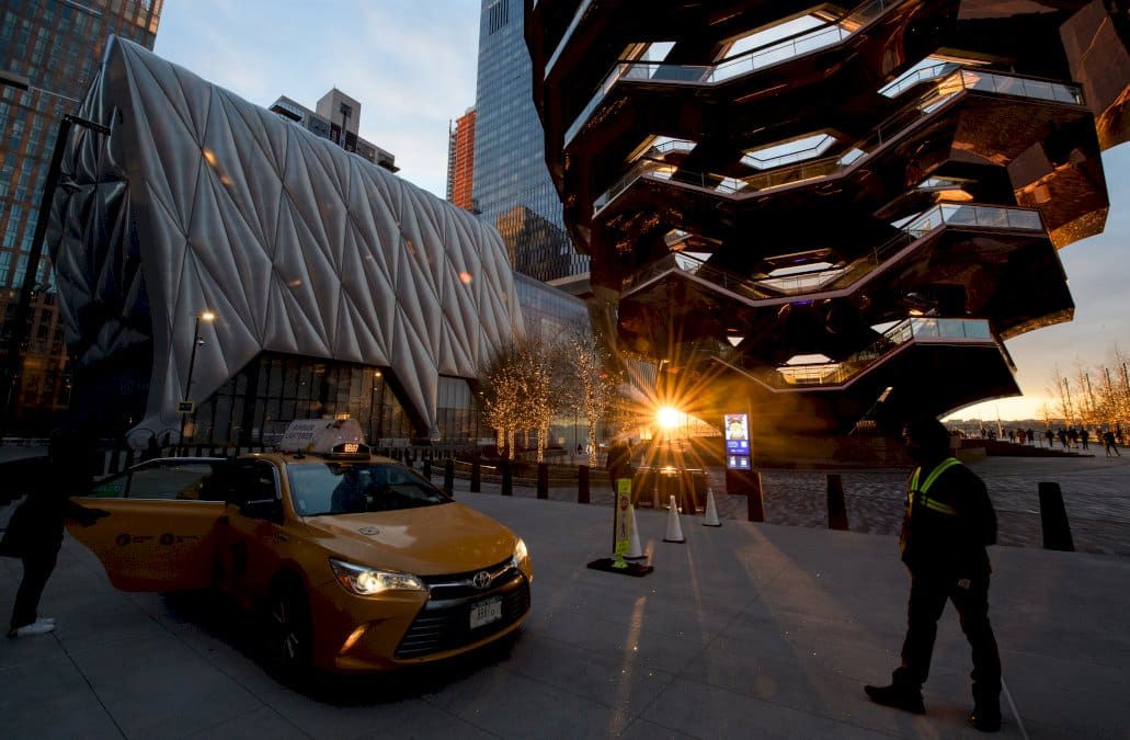 a-new-york,-quelques-heureux-elus-savourent-leur-premier-spectacle-depuis-un-an