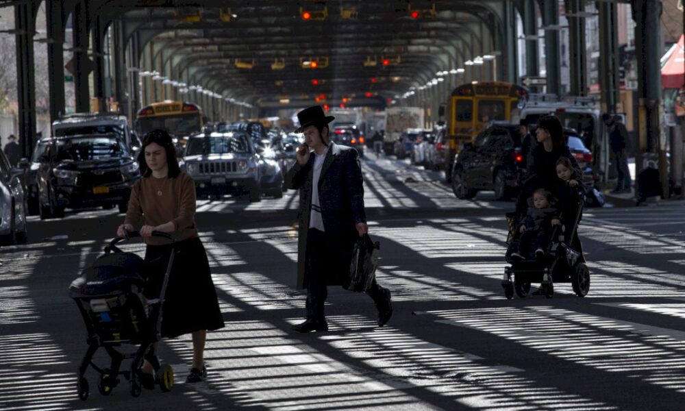 a-new-york,-la-pandemie-pousse-des-juifs-orthodoxes-a-quitter-leur-communaute
