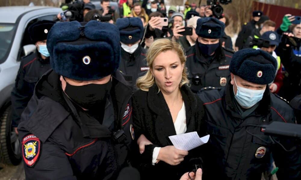 des-partisans-de-l&rsquo;opposant-russe-navalny-interpelles-devant-son-penitencier