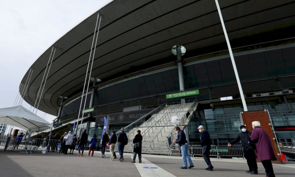 covid-19:-coup-d&rsquo;envoi-de-la-vaccination-au-stade-de-france-et-de-l&rsquo;ecole-a-la-maison
