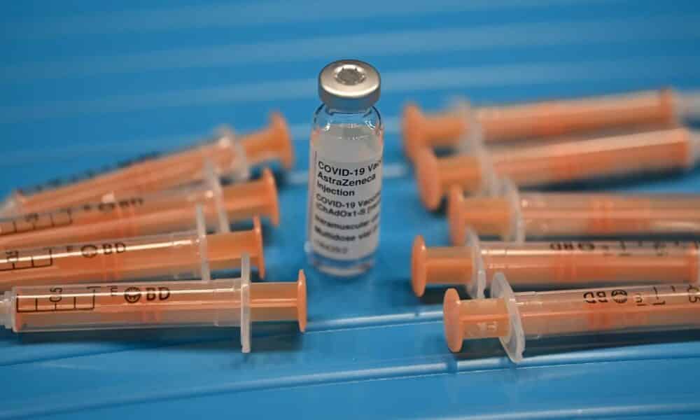 astrazeneca-pour-les-plus-de-30-ans-:-la-vaccination-au-royaume-uni-connait-un-premier-revers