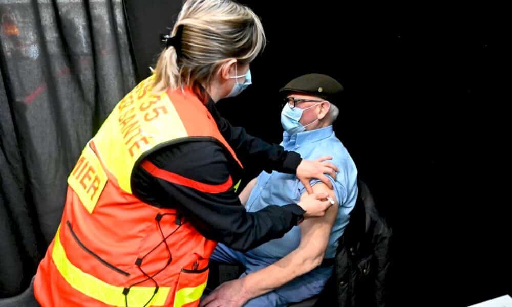 covid-en-france:-10-millions-d&rsquo;injections,-situation-toujours-alarmante
