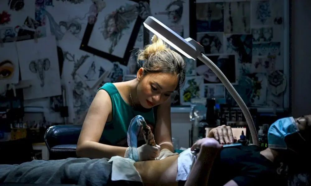 au-vietnam,-des-femmes-pansent-leurs-plaies-par-le-tatouage