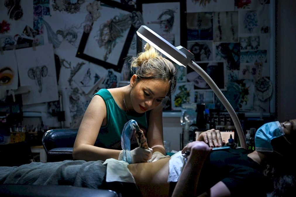 au-vietnam,-des-femmes-pansent-leurs-plaies-par-le-tatouage