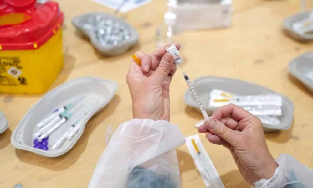 covid:-pour-les-moins-de-55-ans,-un-autre-vaccin-apres-la-premiere-dose-d&rsquo;astrazeneca