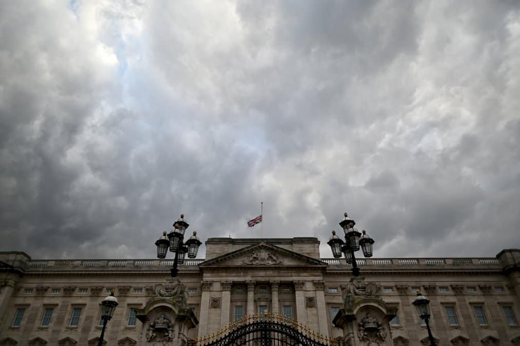 salves-de-tirs-et-silence-en-hommage-au-prince-philip