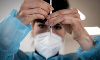 covid-19-en-france:-vaccination-ouverte-aux-plus-de-55-ans-des-lundi