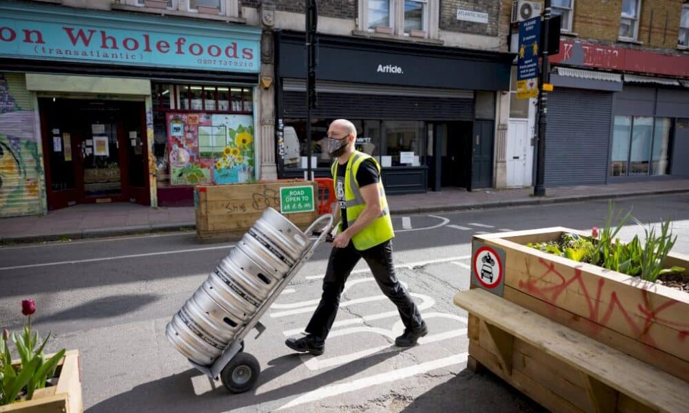 pandemie:-les-anglais-en-terrasses,-la-france-etend-la-vaccination