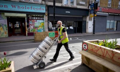 pandemie:-les-anglais-en-terrasses,-la-france-etend-la-vaccination