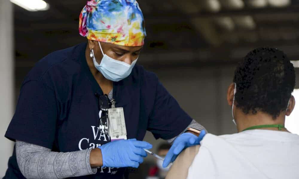 virus:-vaccins-pour-tous-aux-usa,-allegements-en-europe