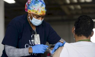 virus:-vaccins-pour-tous-aux-usa,-allegements-en-europe