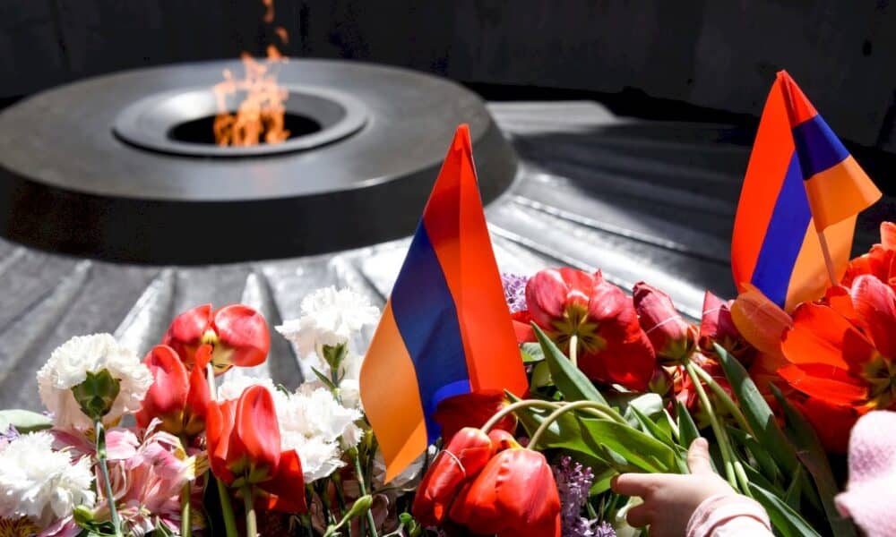 a-erevan,-des-bougies-et-des-fleurs-pour-commemorer-le-massacre-des-armeniens