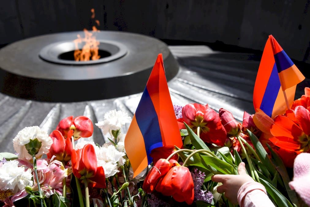a-erevan,-des-bougies-et-des-fleurs-pour-commemorer-le-massacre-des-armeniens