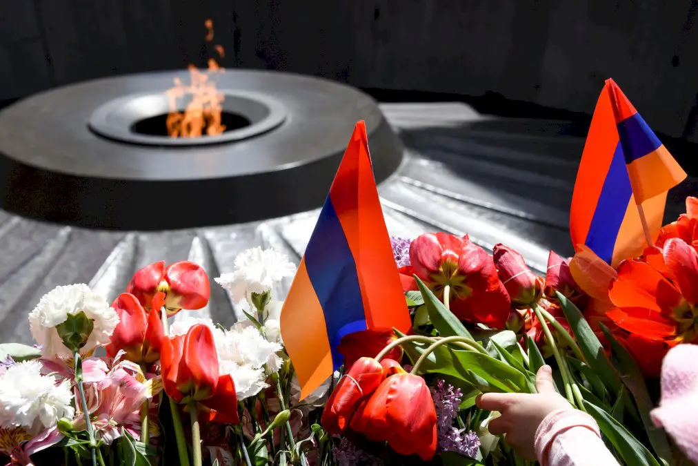 a-erevan,-des-bougies-et-des-fleurs-pour-commemorer-le-massacre-des-armeniens