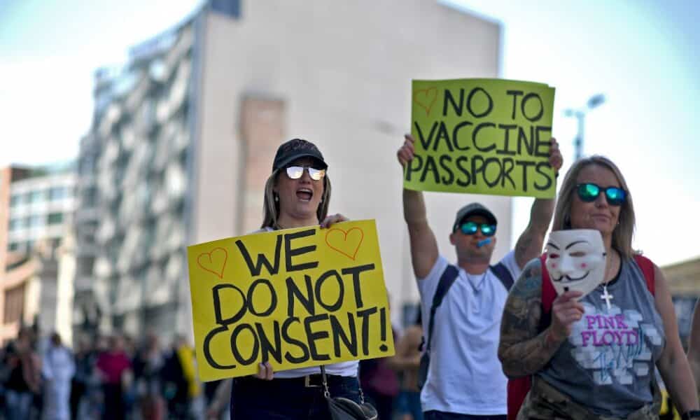 cinq-personnes-arretees-lors-d&rsquo;une-manifestation-massive-a-londres-contre-les-restrictions-sanitaires