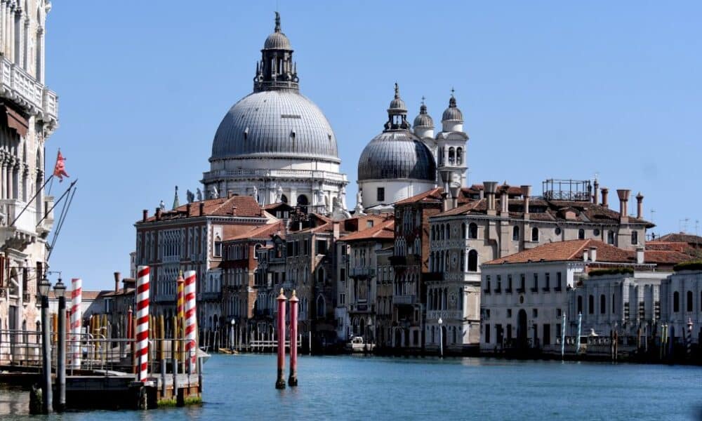 covid:-l&rsquo;italie-s&rsquo;entrouvre,-draghi-presente-son-plan-de-relance