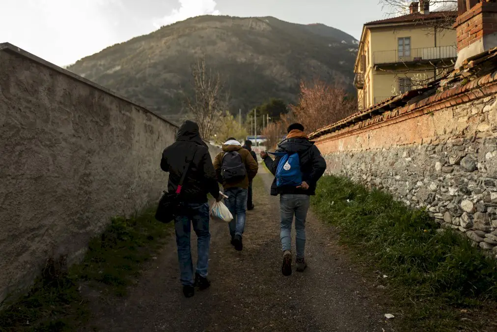 un-refuge-dans-les-alpes-italiennes-aide-des-migrants-a-passer-en-france