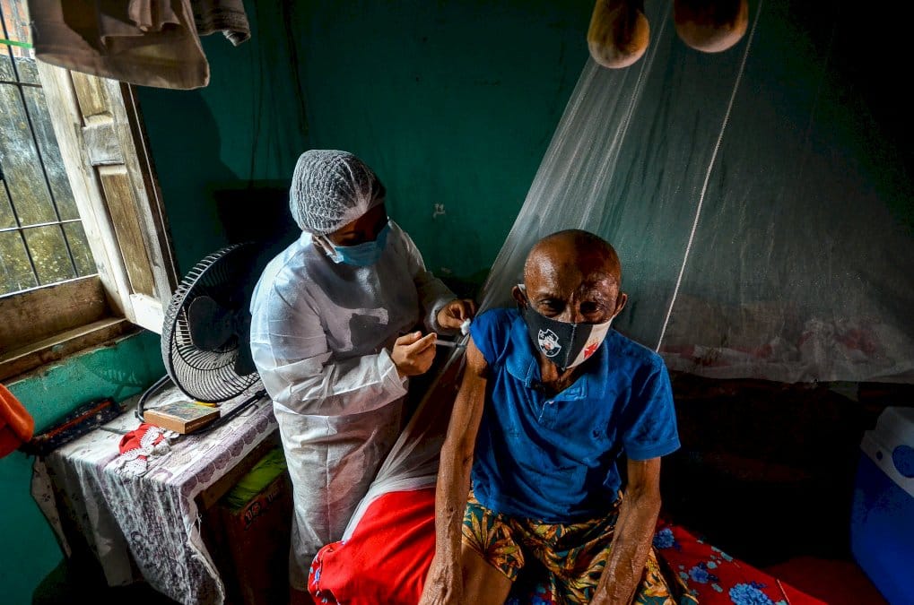 bresil:-plus-de-400.000-morts-du-covid,-la-vaccination-patine