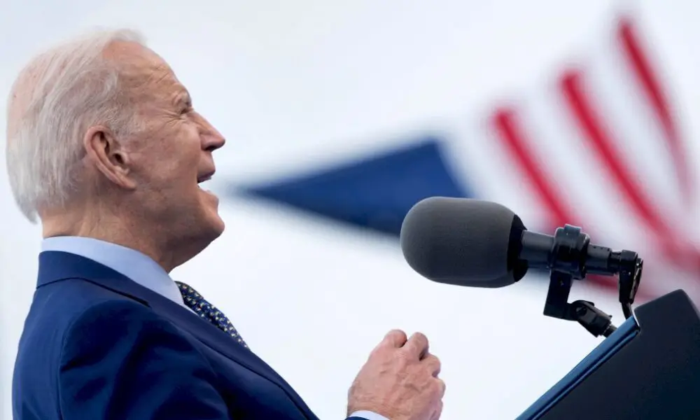 biden-marque-son-100e-jour-au-pouvoir-avec-un-meeting-et-promeut-son-plan-d’investissements