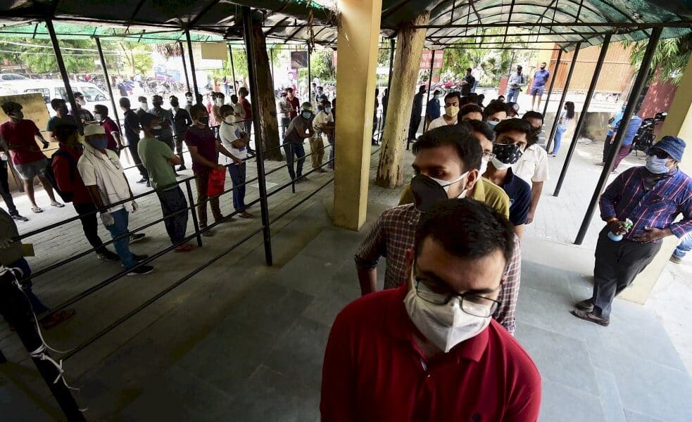 virus:-la-vaccination-ouverte-a-tous-en-inde,-new-delhi-confinee