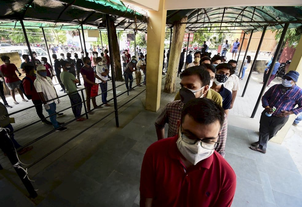 virus:-la-vaccination-ouverte-a-tous-en-inde,-new-delhi-confinee
