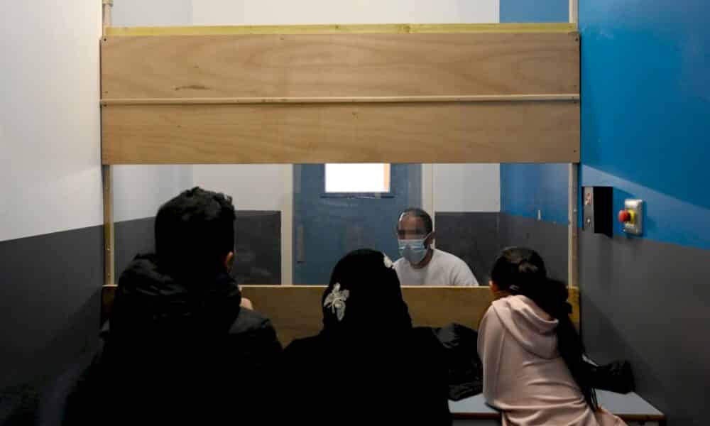 « un-dechirement-permanent »:-en-france,-la-detention-malmene-les-liens-parents-enfants