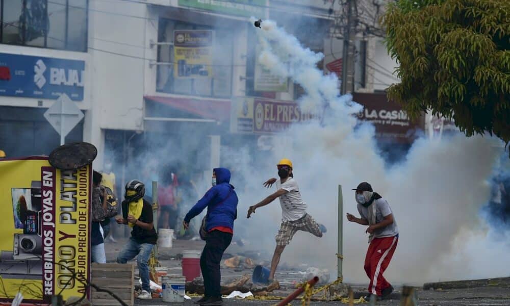 manifestations-en-colombie:-une-vingtaine-de-morts,-demission-du-ministre-des-finances