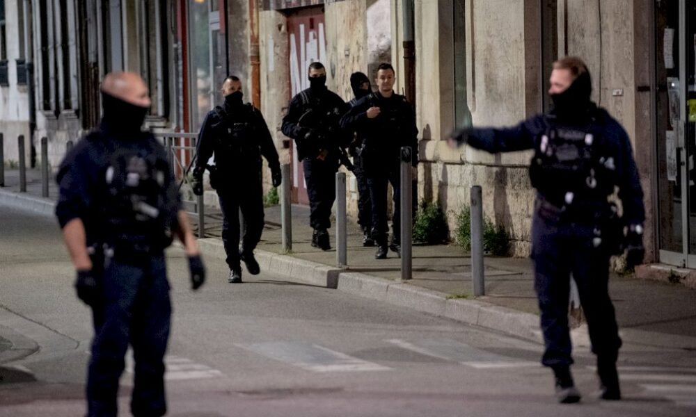 le-meurtrier-du-policier-tue-a-avignon-toujours-en-fuite,-une-toxicomane-interrogee