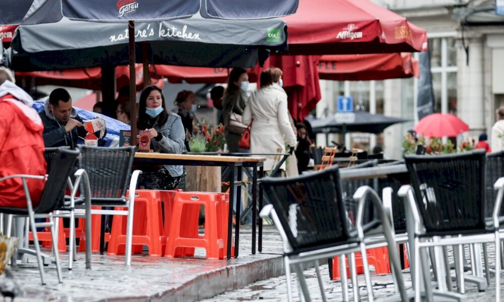 la-belgique-rouvre-ses-terrasses-mais-la-meteo-joue-les-trouble-fete