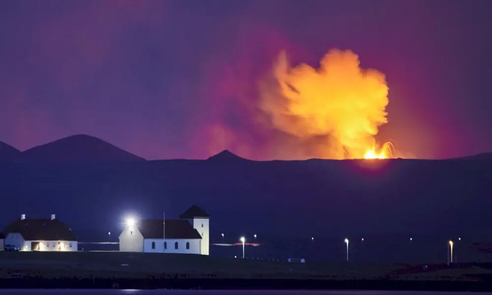 en-islande,-l’eruption-se-transforme-en-grandioses-geysers-de-lave