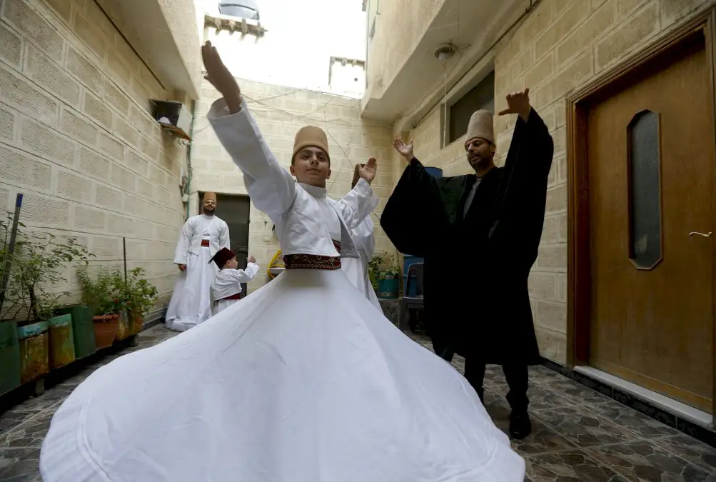 en-syrie,-une-famille-damascene-tourbillonne-pour-preserver-une-danse-soufie