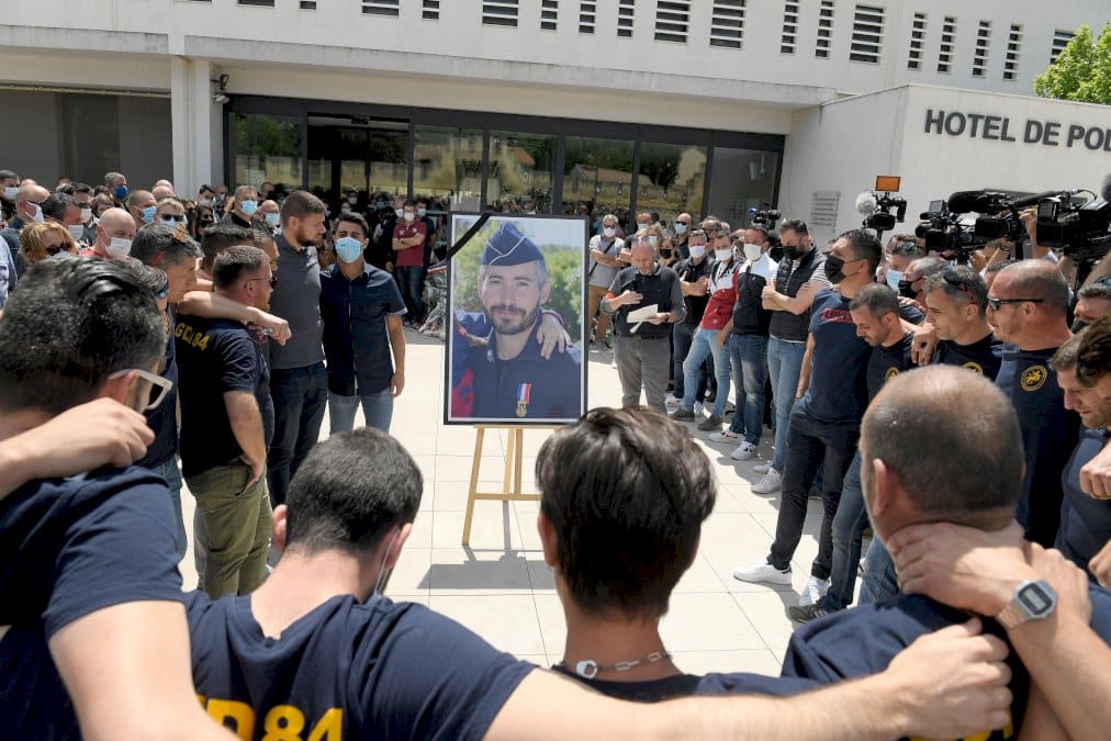 hommage-national-au-policier-tue,-les-deux-suspects-en-passe-d&rsquo;etre-mis-en-examen