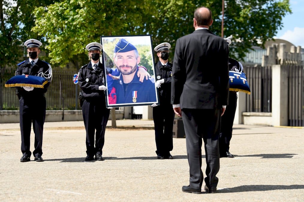 le-tueur-presume-du-policier-mort-a-avignon-mis-en-examen-et-ecroue-apres-l&rsquo;hommage-national