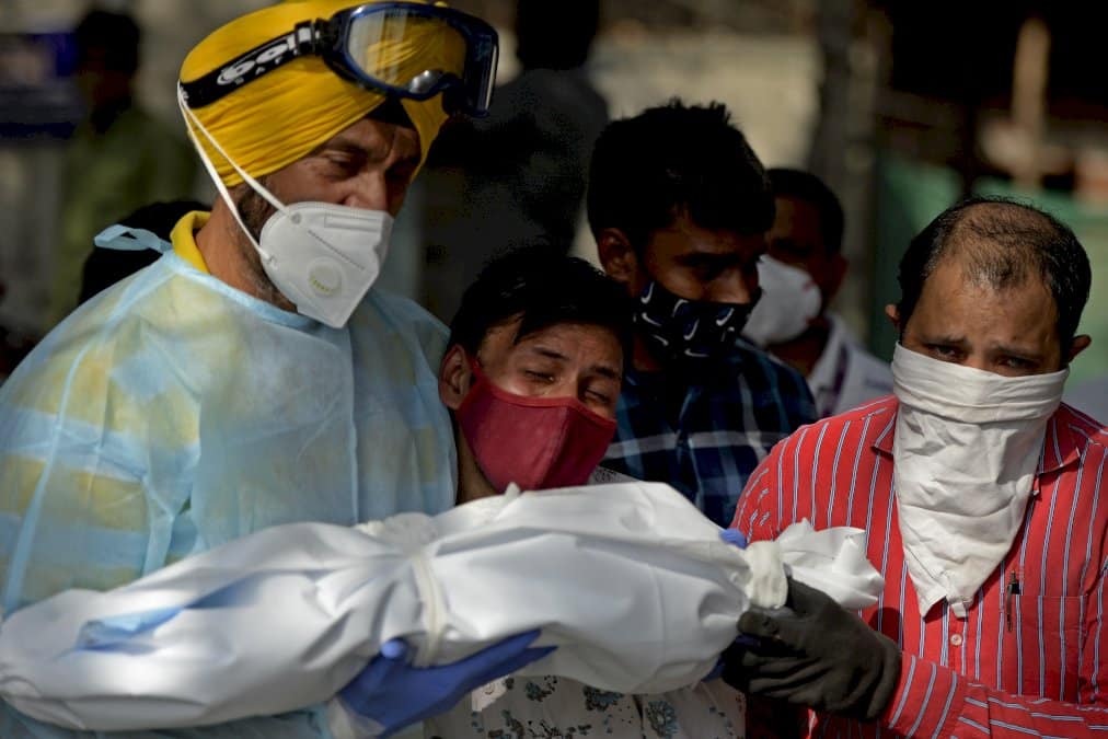 virus:-la-gestion-du-debut-de-la-pandemie-mise-en-cause,-250.000-deces-en-inde