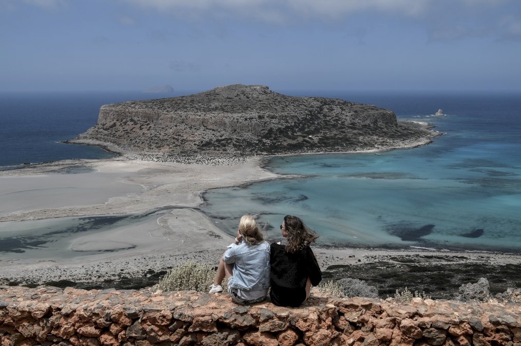 coronavirus:-la-grece-rouvre-aux-touristes,-les-americains-commencent-a-tomber-le-masque