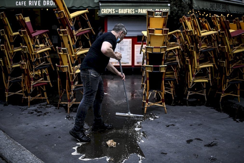 covid:-en-terrasse-ou-au-cinema,-la-france-retrouve-un-souffle-de-liberte